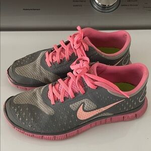 NIKE PINK AND GREY SHOES! Size: 6.5